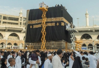 Kabe'nin örtüsü açıldı, hacılar şaştı kaldı